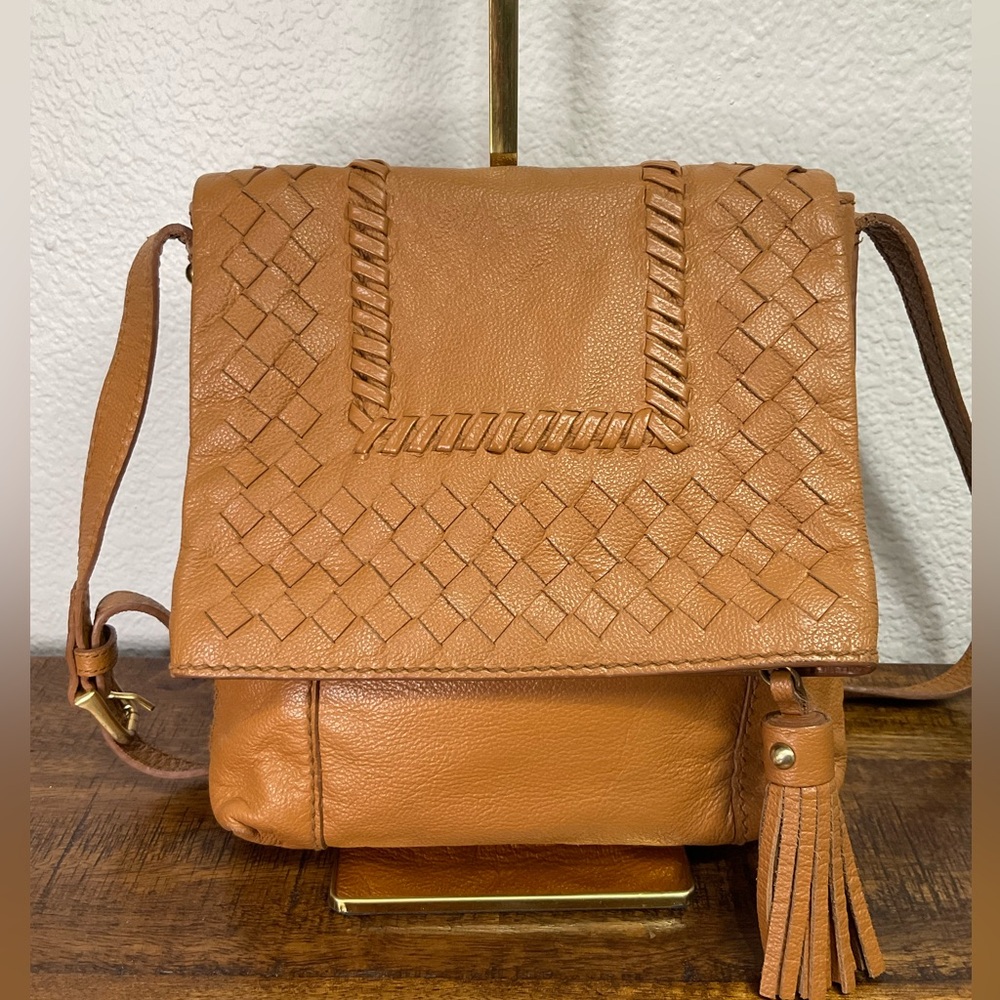 Genuine vintage ISABELLA FIORE tan leather crossbody shoulder bag tassel